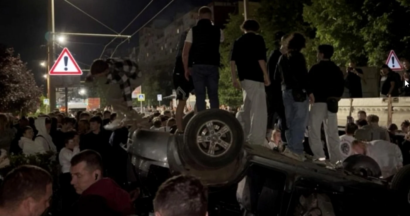 Mai multe persoane încearcă să împiedice intervenția militarilor FOTO X