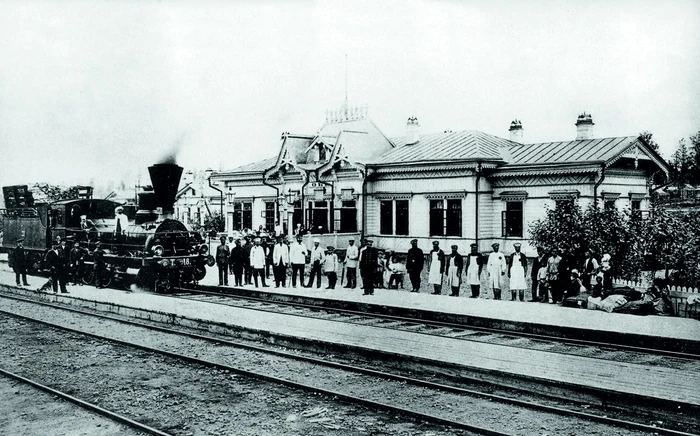 Transsiberianul ajunge pufăind într-o staţie de pe traseu, circa 1900 