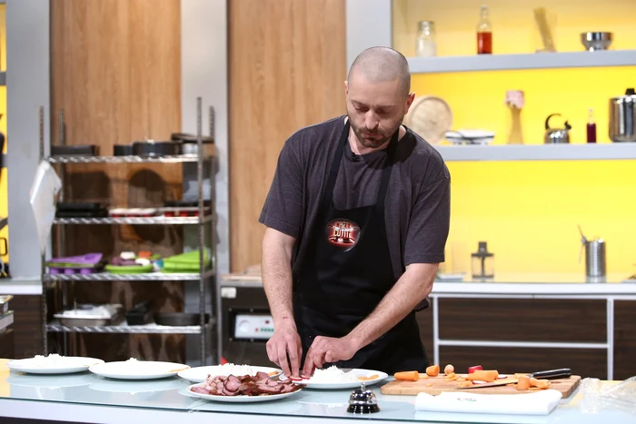 
    Cheloo a venit la Chefi la Cuțite să-i ironizeze pe cei trei jurați  