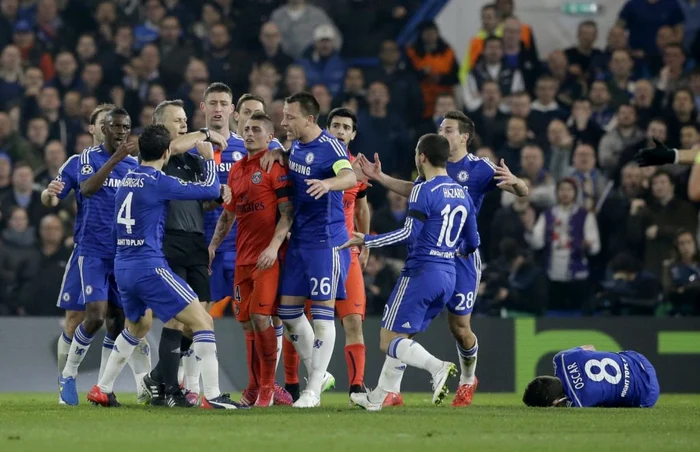 Jucătorii lui Chelsea au pus presiune pe centralul olandez Kuipers, după faultul lui Ibrahimovici asupra lui Oscar. FOTO: AP