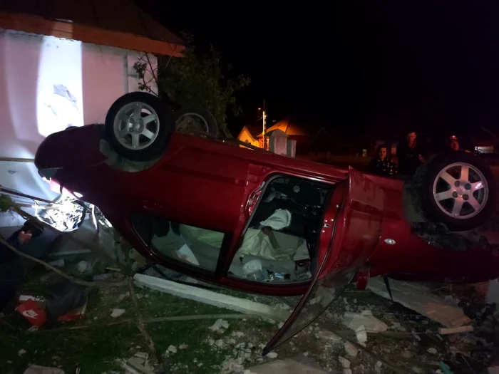 Maşina s-a răsturnat după a intrat în gardul din beton Foto: Facebook