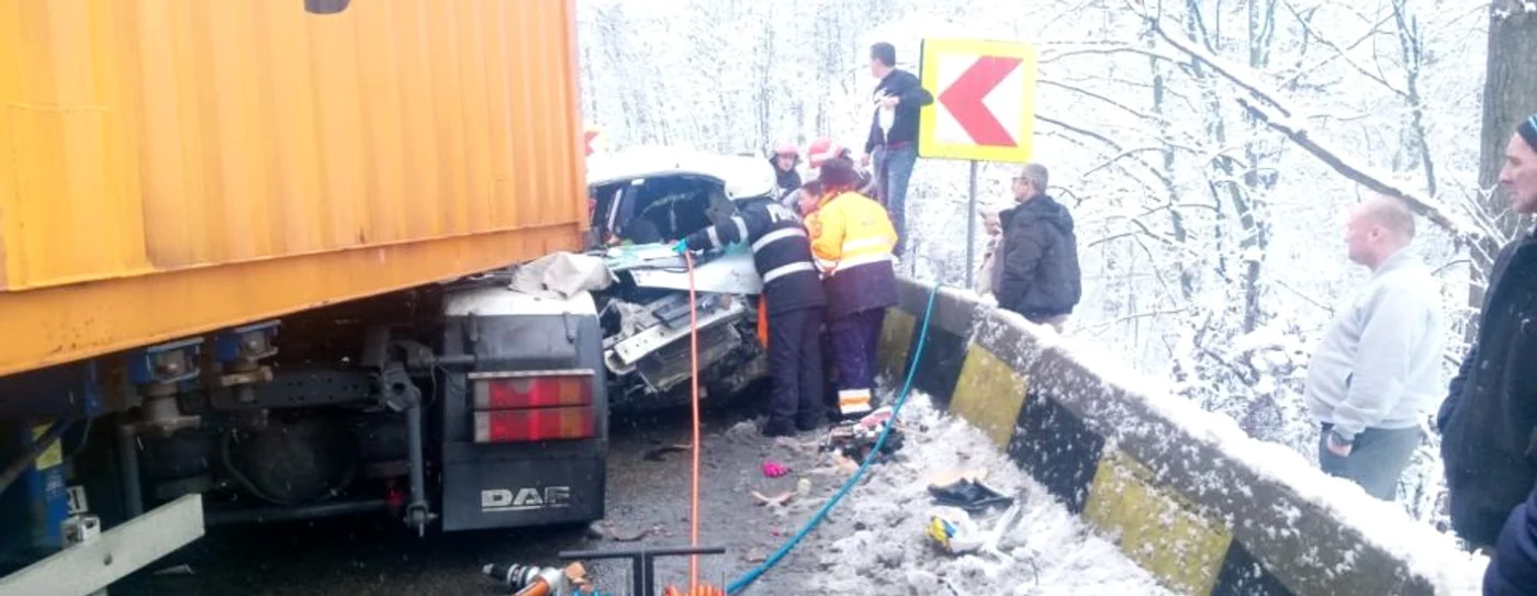 Imagini de la accidentul de pe Dealul Negru, DN 7 / E 81, în judeţul Vâlcea, cu patru victime şi trei vehicule implicate; Foto: Adevărul