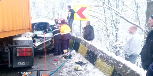 Imagini de la accidentul de pe Dealul Negru DN 7 - E 81 în judeţul Vâlcea cu patru victime şi trei vehicule implicate Foto Adevărul