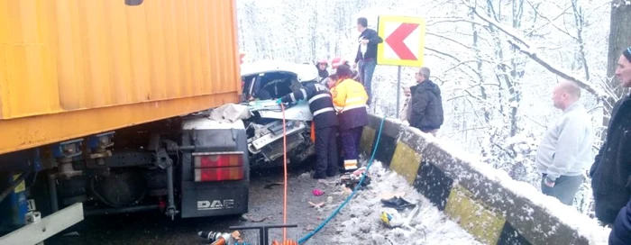 Imagini de la accidentul de pe Dealul Negru, DN 7 / E 81, în judeţul Vâlcea, cu patru victime şi trei vehicule implicate; Foto: Adevărul