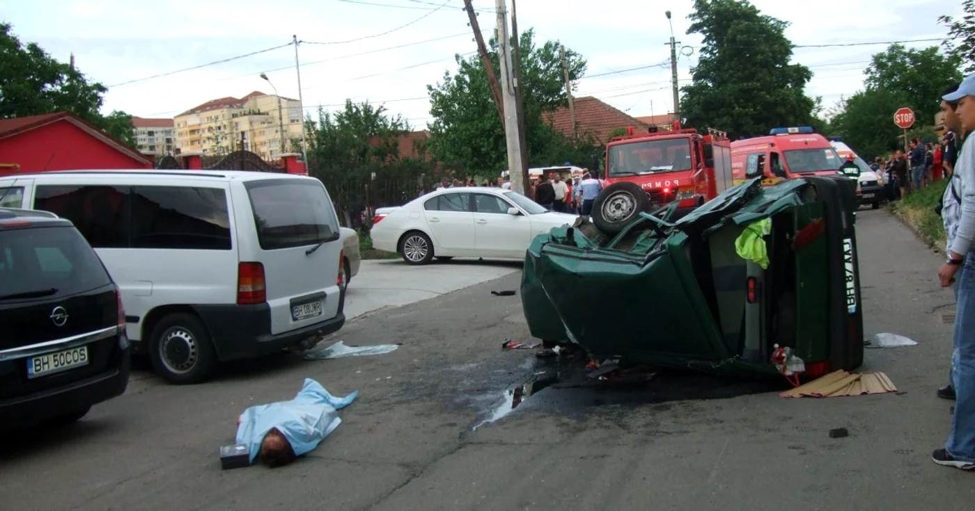 În urma accidentului Tico-ul a fost spulberat şi o fată de 24 de ani a murit