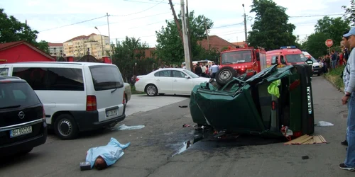 În urma accidentului Tico-ul a fost spulberat şi o fată de 24 de ani a murit