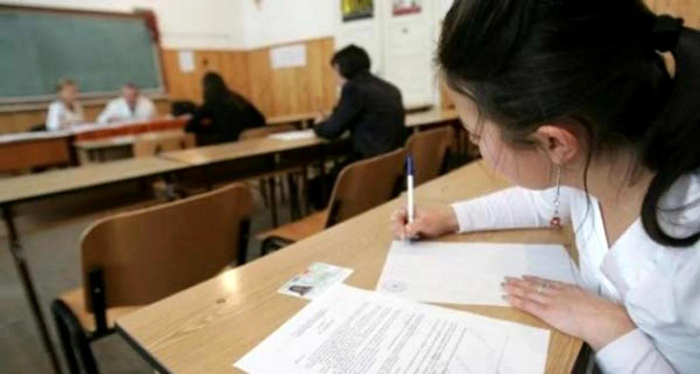 
    Elevii se pregătesc pentru BAC 2015, sesiunea august, proba la istorie foto: jurnalul.ro  
