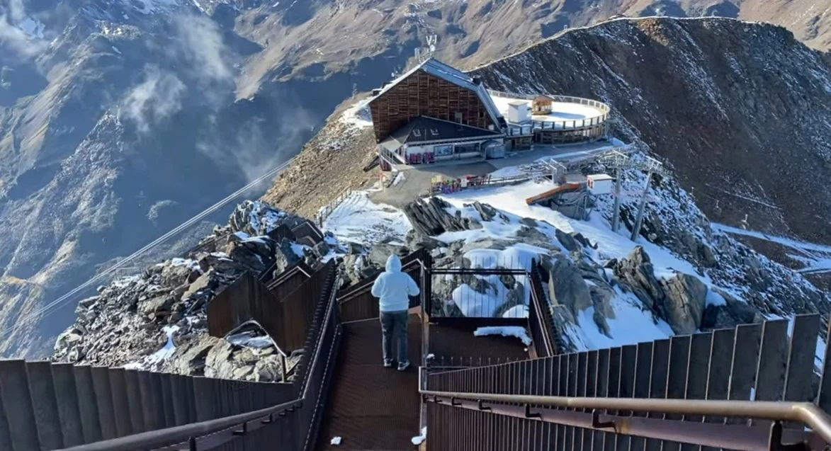 Destinație de vacanță cu adrenalină. Cel mai adânc și cel mai înalt hotel din Europa: de la 419 metri sub pământ la 3.212 metri deasupra mării