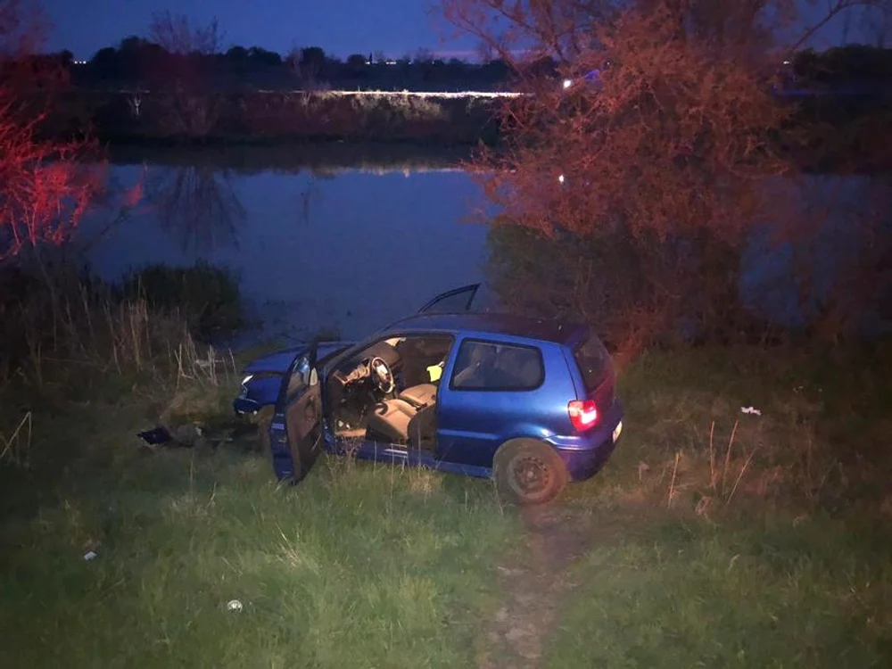 Doi tineri care circulau cu o maşină au refuzat să oprească la semnalele poliţiştilor şi au sărit în Bega, la Timişoarafoto: IPJ Timiș