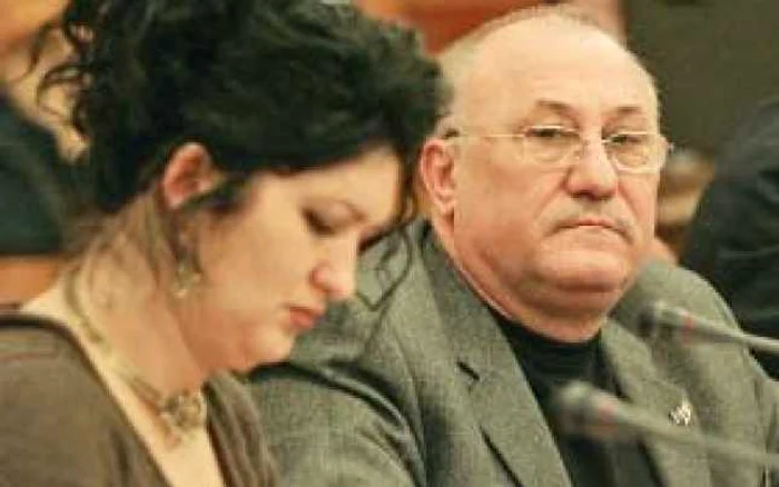 George Costin, în Parlament, însoţit, ca întotdeauna, de şefa serviciului Contencios de la SSPR