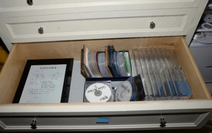 În dulapul lui Epstein din Palm Beach se aflau, discuri compacte. Sursa: Departamentul de Justiție