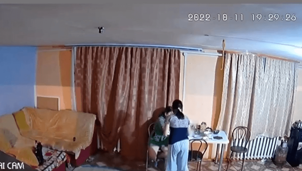 Un rus care a furat o cameră de supraveghere din Ucraina transmite live din propria casă