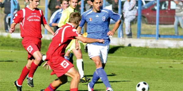 Florin Costea (în albastru) a avut câteva acţiuni personale aplaudate în meciul de ieri