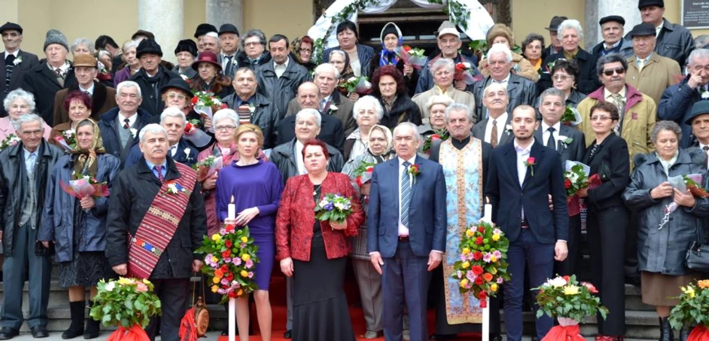 Cele 54 de cupluri au participat la o slujbă religioasă
