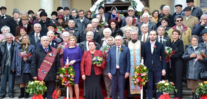 Cele 54 de cupluri au participat la o slujbă religioasă
