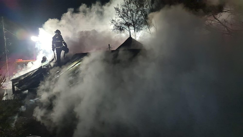 Incendiu puternic într-o gospodărie din Galați. Proprietarul a suferit arsuri la nivelul mâinilor și feței