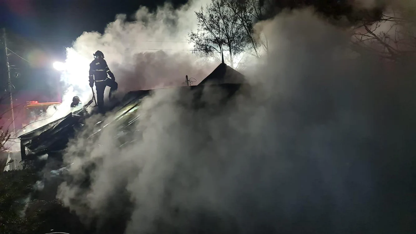 Casa în flăcări, localitatea Piscu, județul Galați. FOTO: ISU Galați
