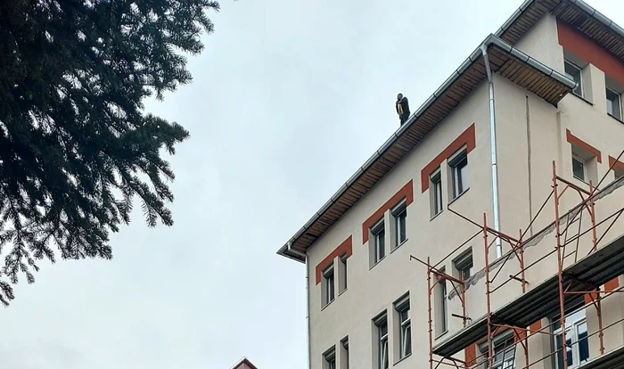 Bărbatul a amenințat că se aruncă de pe acoperișul spitalului din Târgu Jiu