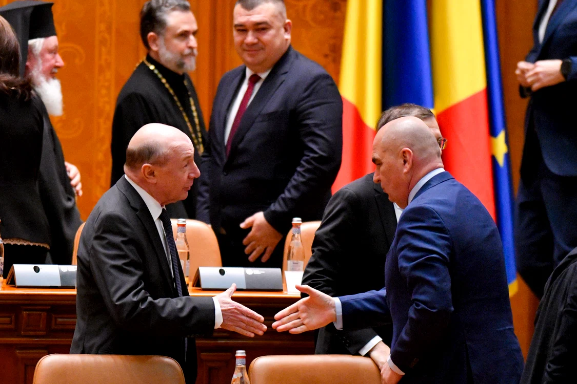 Traian Băsescu se salută cu Ilie Bolojan FOTO Mediafax