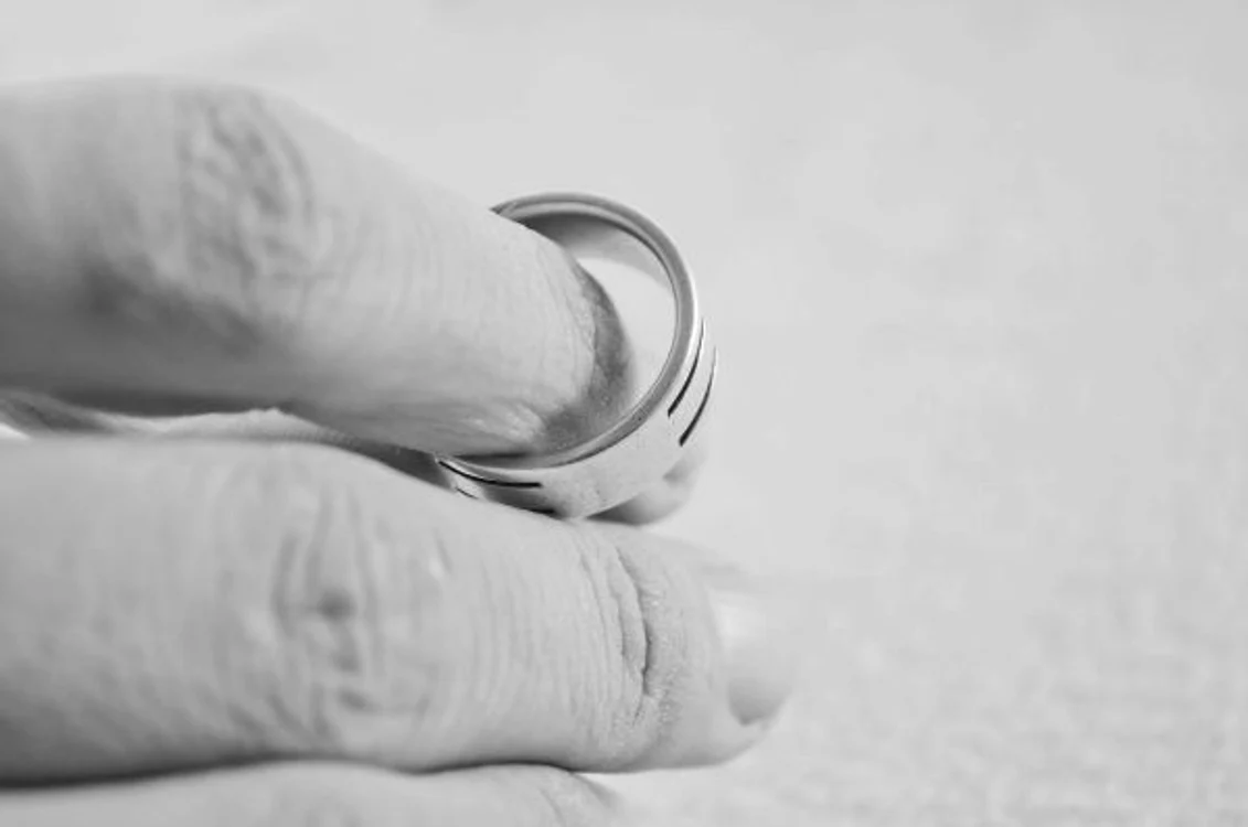 
    Divorțul afectează și bunăstarea psihologică. www.clickpentrufemei.ro  