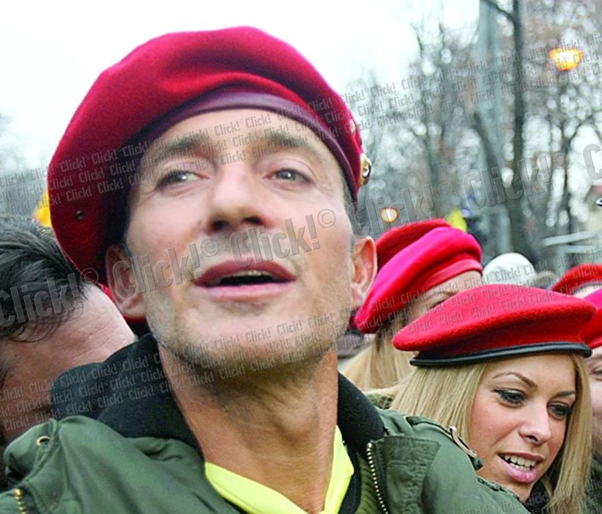 
    Protestatarii de la Arcul de  Triumf l-au întâmpinat cu aplauze  pe Radu Mazăre: „Nu vă fie frică,  vine Măzărică!”  