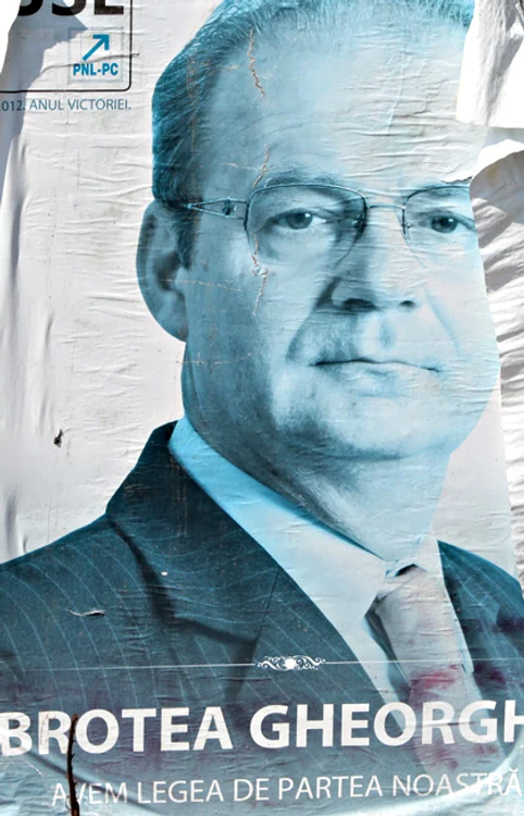 Doar afişele electorale mai amintesc de primar