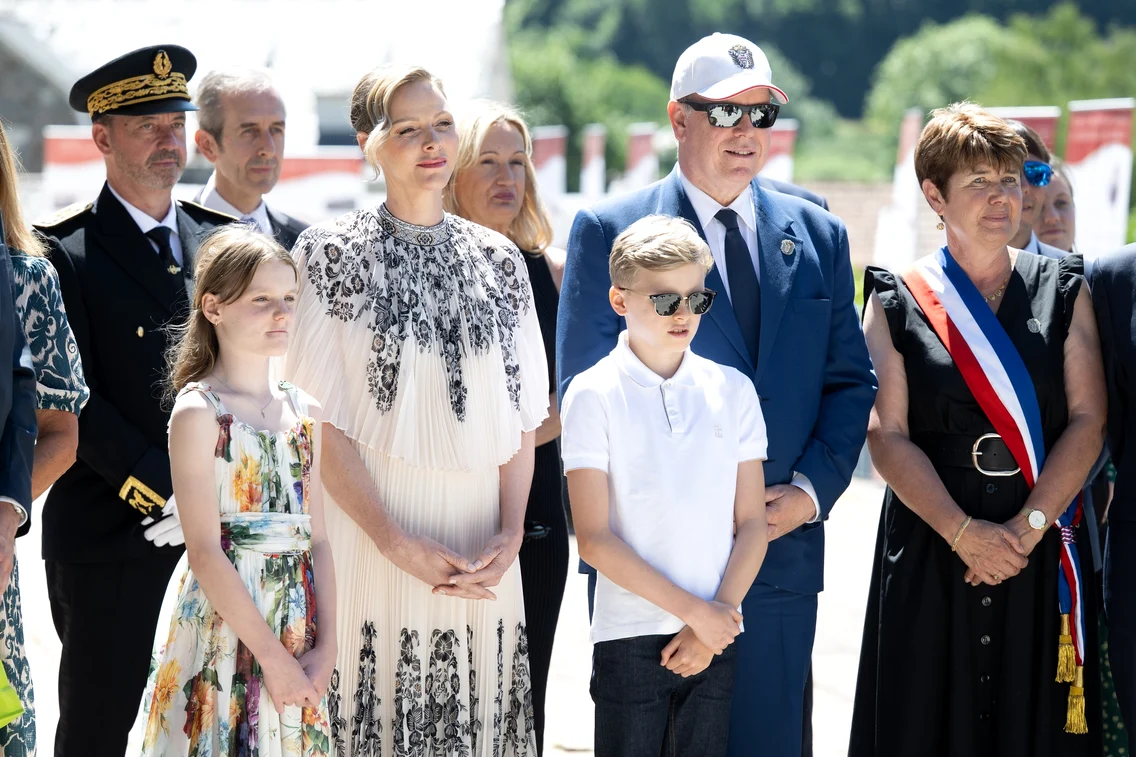 Prinţesa Charlene cu Prinţul Albert şi gemenii lor, Prinţul Jacques şi Prinţesa Gabriella, la Carlades. FOTO: Palatul Princiar
