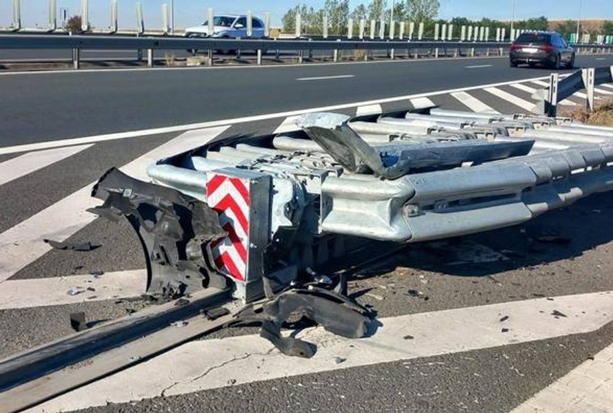 Accident pe A1, în județul Timiș. O mașină s-a izbit violent de un parapet. Traficul este blocat