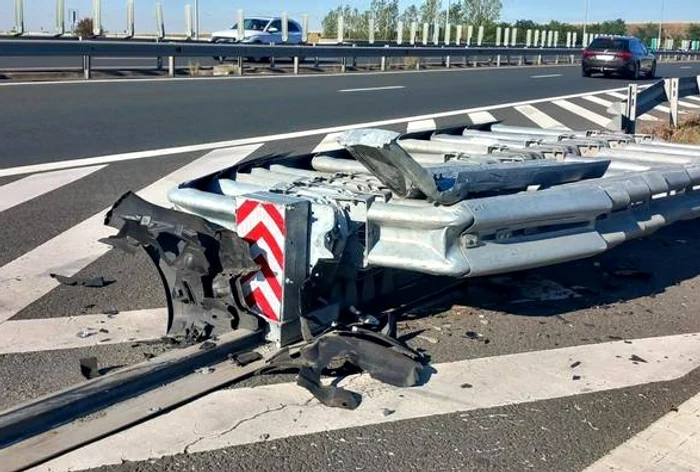 Mașina s-a izbit în parapete FOTO: ISU