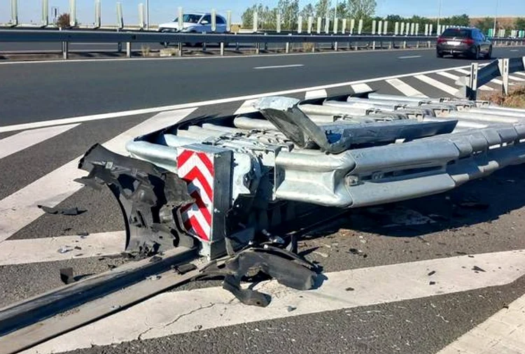 Mașina s-a izbit în parapete FOTO: ISU