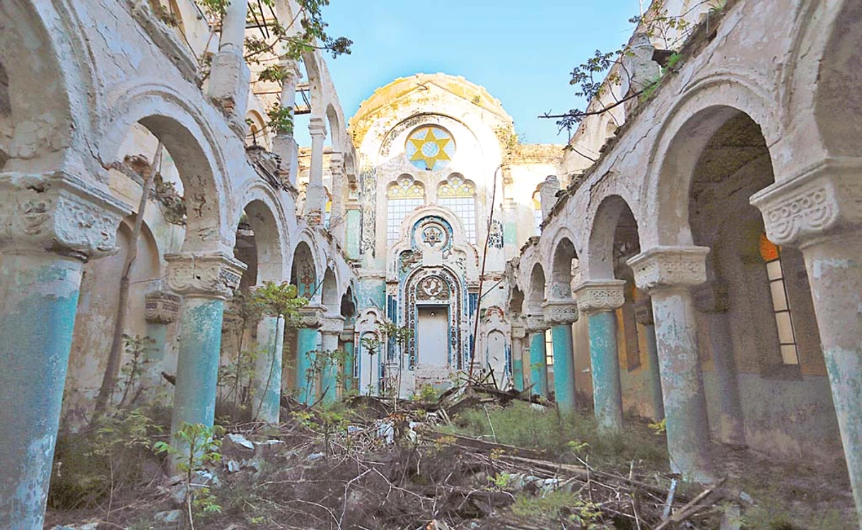 
    Sinagoga. Vizitatorii pot admira încă strălucirea păstrată de edificiu printre ruineFotografii: Cronicari Digitali/ Adevarul/ Click!  