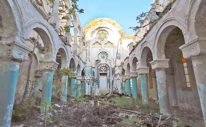 
    Sinagoga. Vizitatorii pot admira încă strălucirea păstrată de edificiu printre ruineFotografii: Cronicari Digitali/ Adevarul/ Click!  