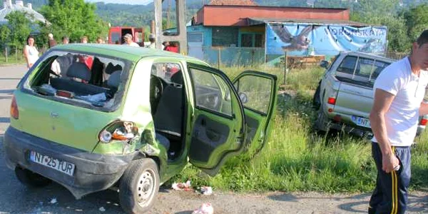 Două persoane din Matiz au fost rănite grav şi transportate la Urgenţe