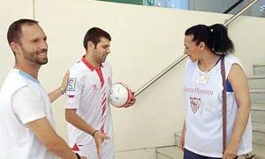 După ce s a întâlnit cu  doi fani norocoşi, Rusescu  a aflat că a primit o  maşină în folosinţă jpeg