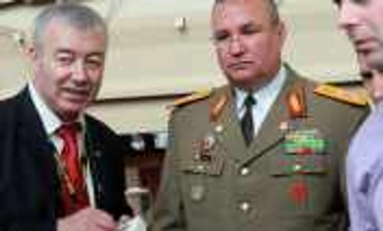 Generalul Nicolae Ciucă, şeful Statului Major General, la o expoziţie de armament modern.