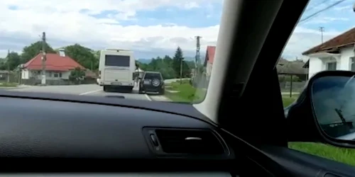 Pasagera unui microbuz la un pas să fie spulberată de o maşină la coborârea din mijlocul de transport în Pietrari - Vâlcea Foto captură video