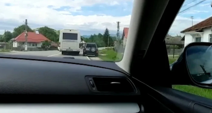 Pasagera unui microbuz la un pas să fie spulberată de o maşină la coborârea din mijlocul de transport în Pietrari - Vâlcea Foto captură video