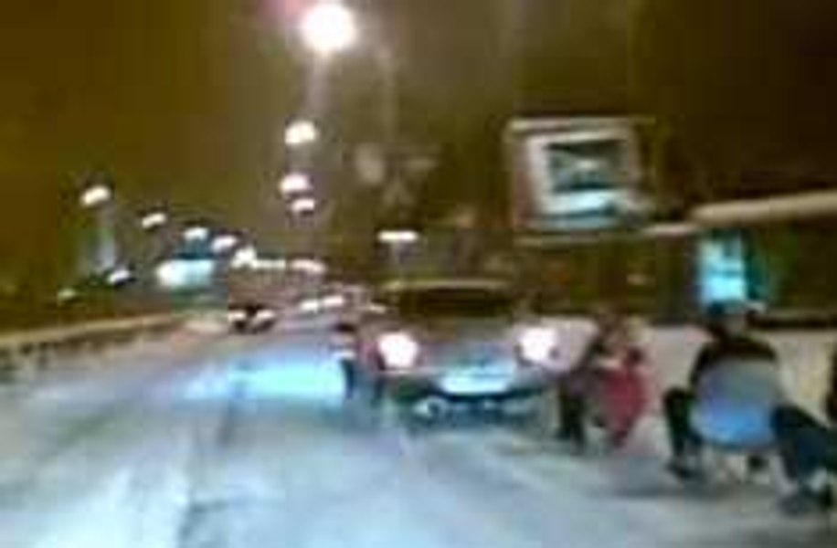 Sanie cu doi „pasageri”, legată de un autoturism pe un drum public din Galați. Șoferul a fost amendat