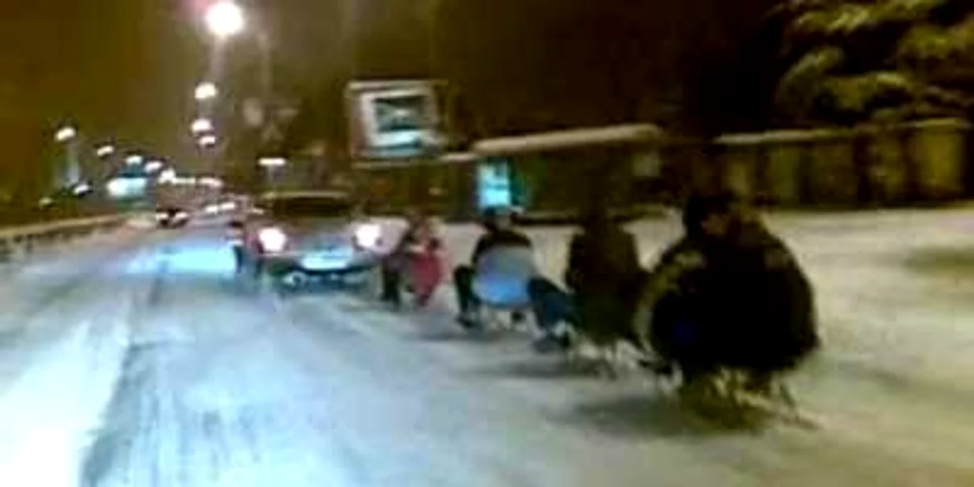 Tinerii au fost plimbaţi cu săniuţa pe drumul naţional Timişoara-Arad