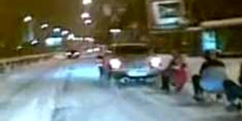 Tinerii au fost plimbaţi cu săniuţa pe drumul naţional Timişoara-Arad