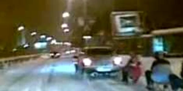 Tinerii au fost plimbaţi cu săniuţa pe drumul naţional Timişoara-Arad