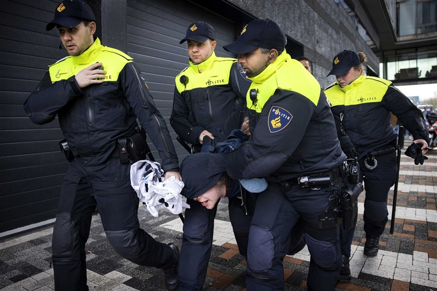 Ţările de Jos: Peste 150 de suporteri au fost arestaţi la Amsterdam pentru cântece antisemite