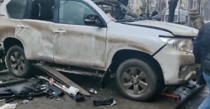 Explozia s-a produs în momentul în care cei doi au urcat în mașină Foto: Captură video X