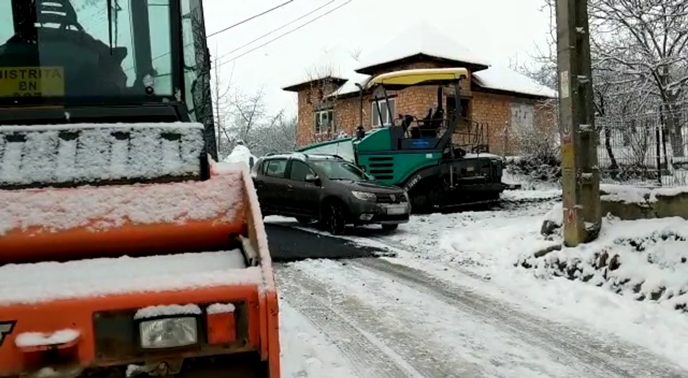 
    În Bistrița, drumarii nu au renunțat la asfaltare nici pe zăpadă Foto: bistrițeanul.ro  