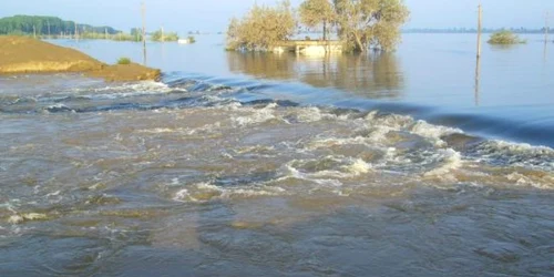 Topirea zăpezii poate produce inundaţii (foto arhivă)