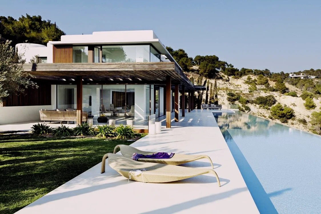 Piscina are o lungime de 50 de metri