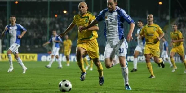 Joshua Rose (alb-albastru) nu se poate transfera la altă echipă fără acordul Craiovei