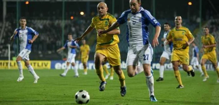 Joshua Rose (alb-albastru) nu se poate transfera la altă echipă fără acordul Craiovei