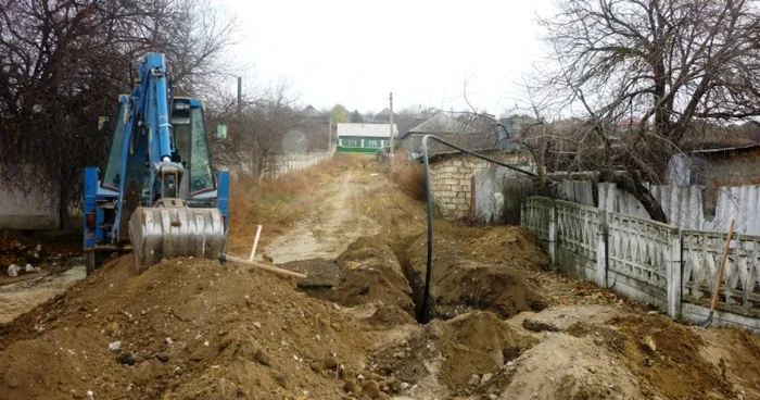 Lucrările de trasare a apeductului în Roşu au durat un an FOTO: GIZ