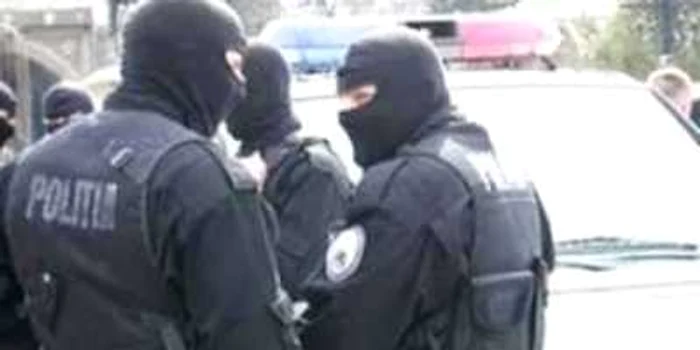 Bacău: Rețea de falsificatori de permise anihilată